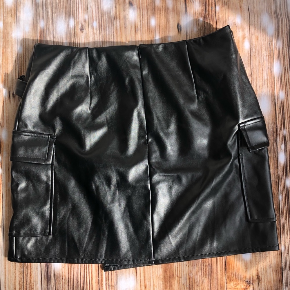 NWT Missguided Black Faux Leather Cargo Seatbelt Skirt Size 10 - Picture 8 of 8